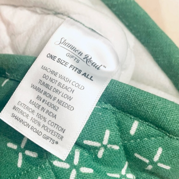 SHANNON ROAD Holiday Oven Mitt, green and red - Picture 3 of 3